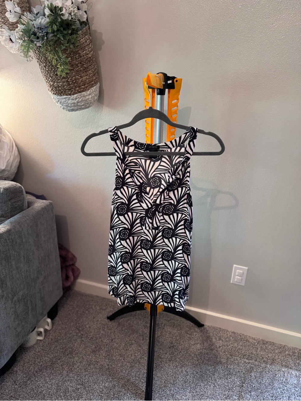 Ann Taylor Black and White Floral-Graphic Sleeveless Top